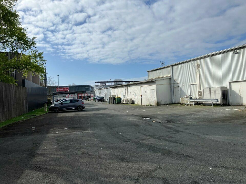 A LOUER - LOCAL COMMERCIAL 586 M² EMPLACEMENT PREMIUM