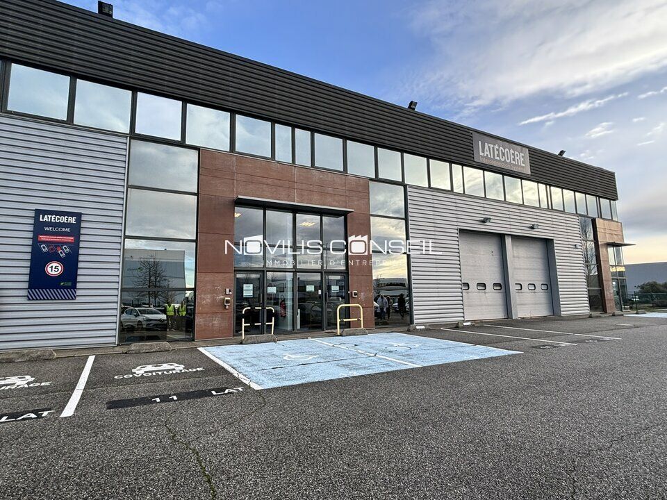 Location local d''activites 2366.19 m² non divisibles