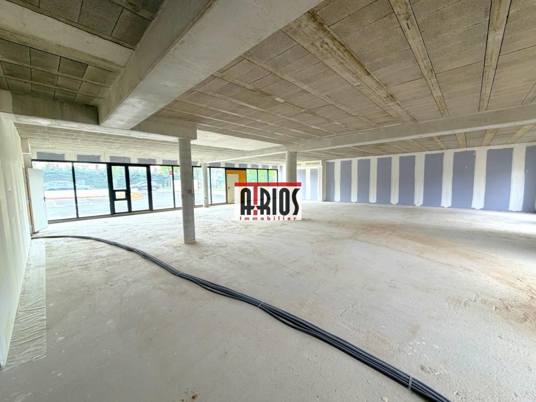 Location entrepôts 240 m² non divisibles