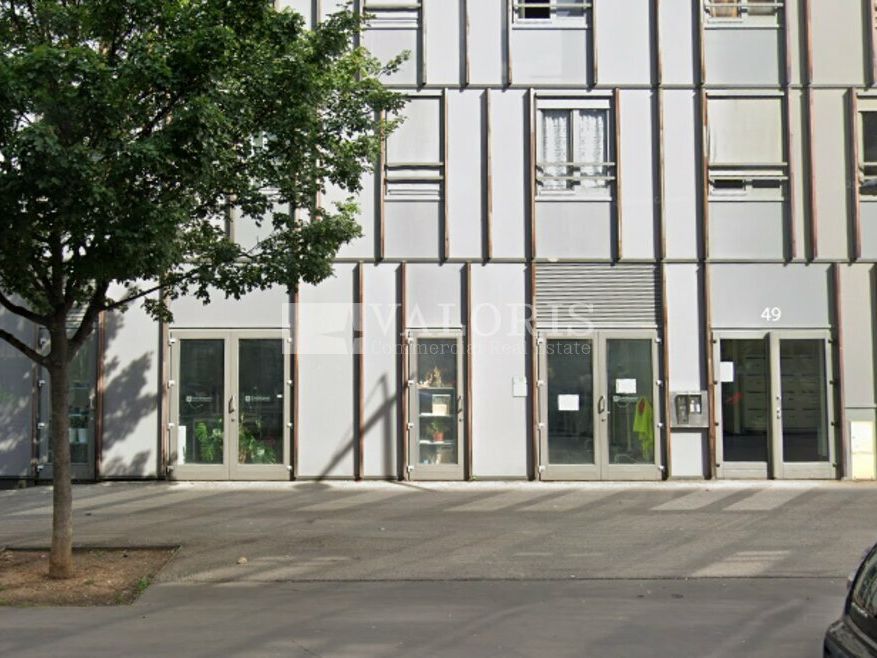 Valoris Real Estate vous propose un local commercial en angle de 155,5 m² en rez-de-chaussée, situé à seulement quelques mètres du centre commercial Confluence.