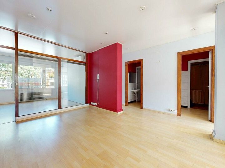  VALORIS REAL ESTATE vous propose à  Lyon 6ème, au coeur du triangle d'or, des bureaux à la location de 108 m² de bureaux en R+1, face du Parc de la Tête d'Or avec un emplacement de parking. Locaux en bon état d'usage, lumineux et agréables.