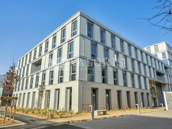 Location local commercial 690.8 m² divisibles à partir de 209.7 m²