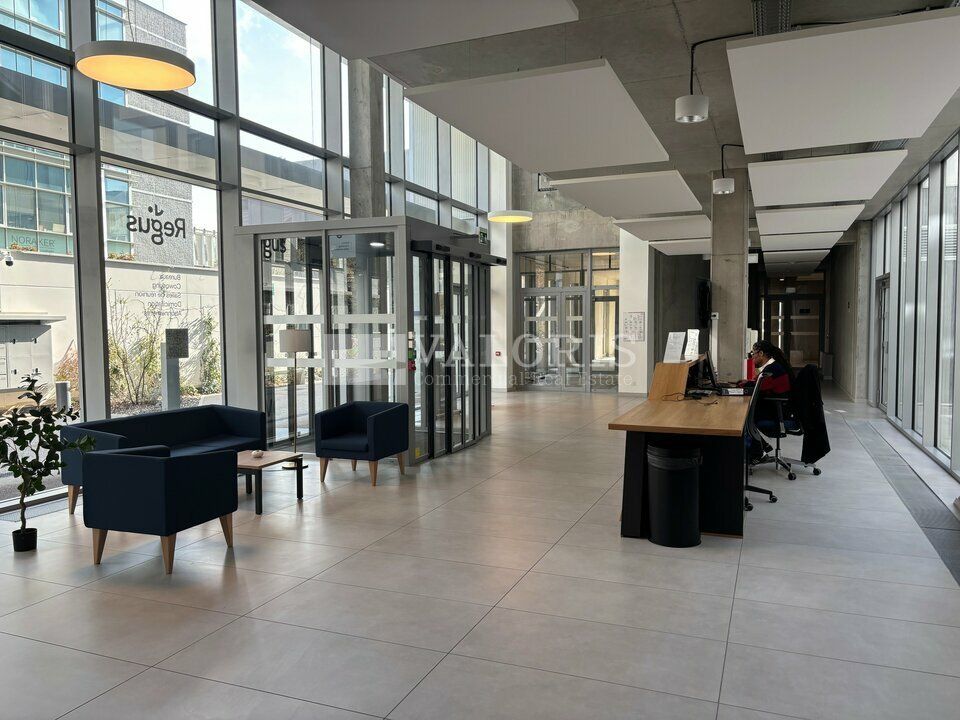 Valoris Real Estate vous propose deux locaux commerciaux situés au 60 avenue Rockefeller, au sein du dynamique BioParc, QUANTA LYON offre une accessibilité optimale (périphérique, métro Laennec, tramwa). Activités restauration autorisées.