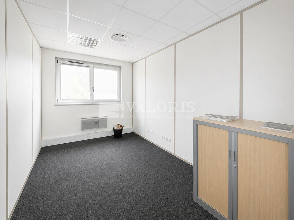 Valoris Real Estate vous propose à la location un plateau de bureaux au coeur de Caluire-et-Cuire, proche de nombreux services et transports en commun. Les locaux sont climatisés et bénéficient de 2 entrées indépendantes dont une sur l'extérieur.