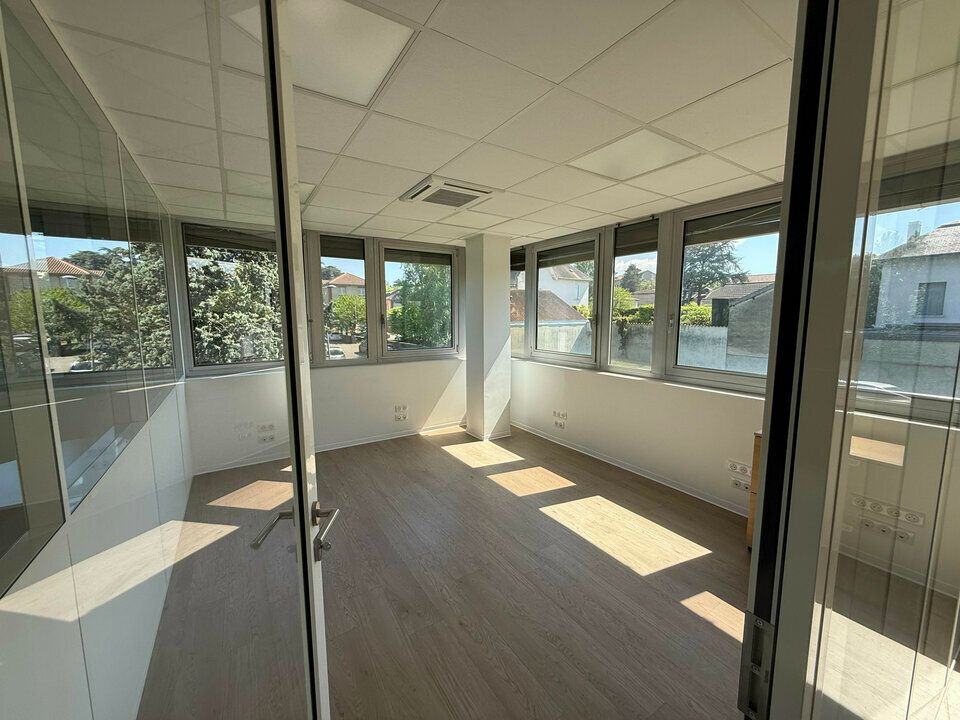 Des bureaux lumineux et prêts à l'emploi à Caluire, dans un environnement stratégique et dynamique.