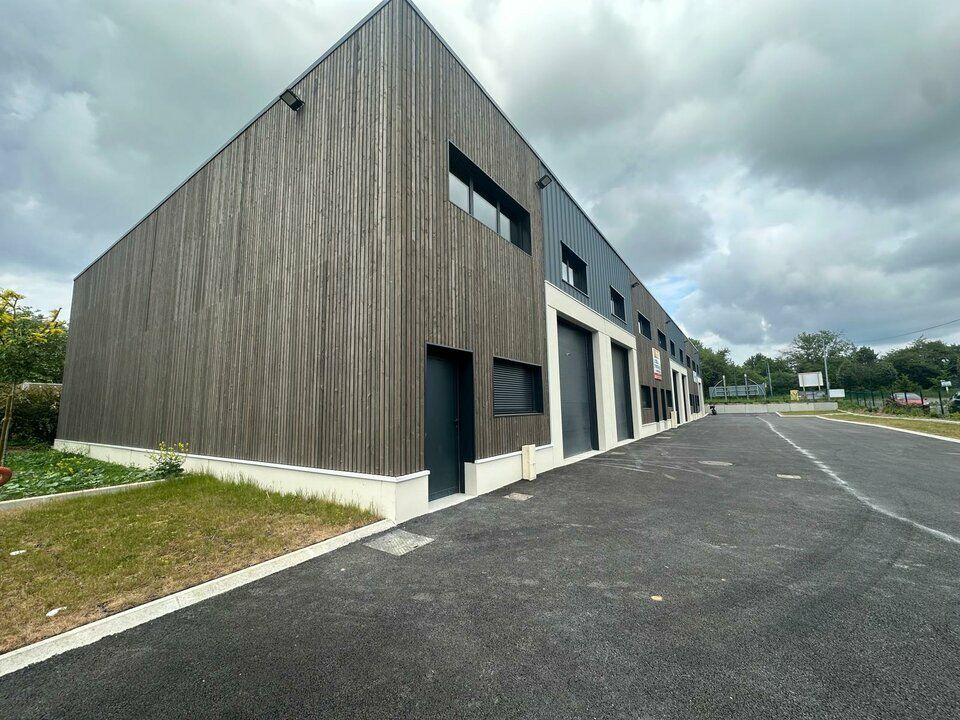 ACTI'LOG Transaction vous propose à la location, un local neuf d'activité avec mezzanine, au sein d'un parc idéalement situé à Ennery.
