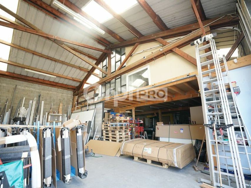 Location local d''activites 300 m² non divisibles