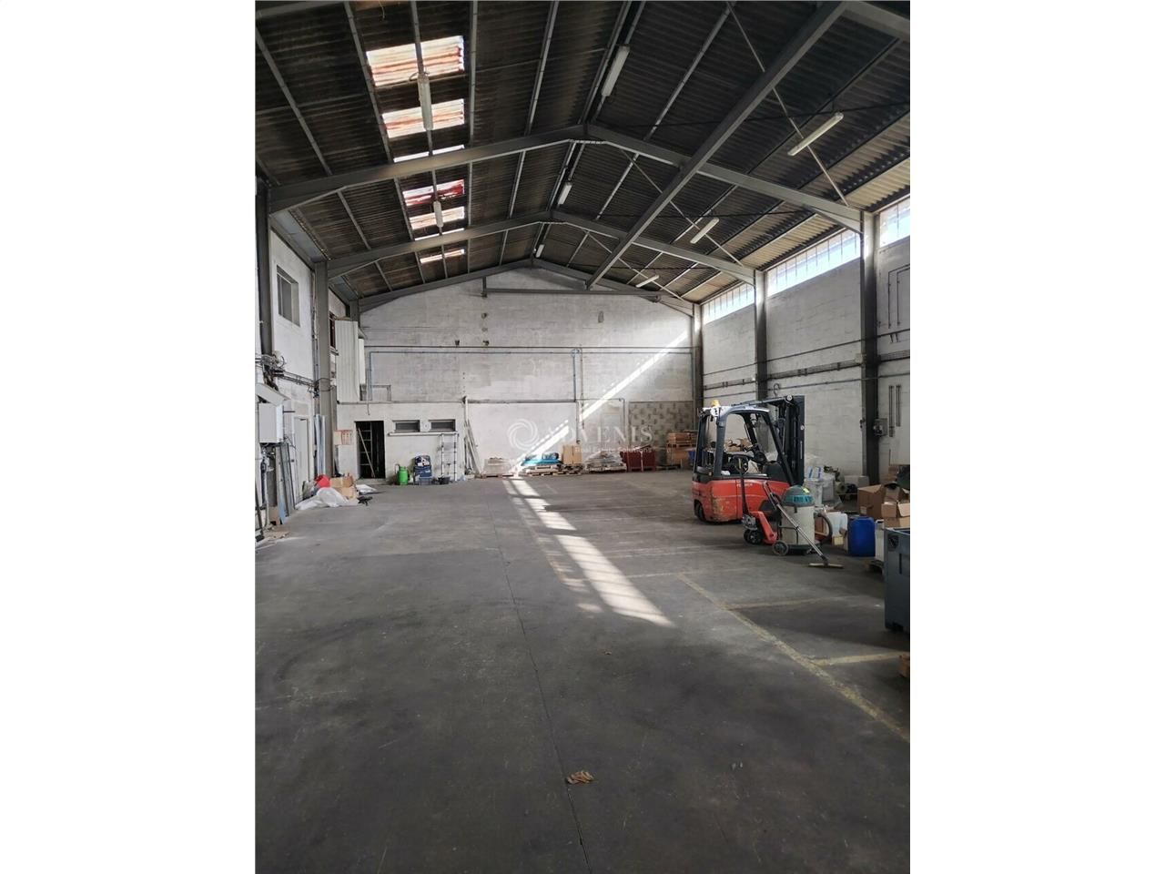 Location local d''activites 750 m² non divisibles