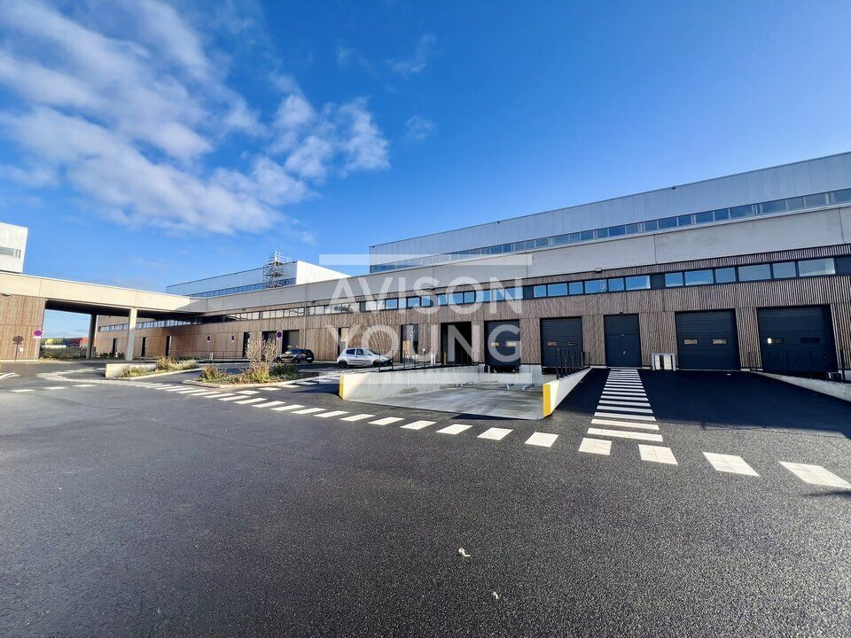 Location local d''activites 2635 m² non divisibles