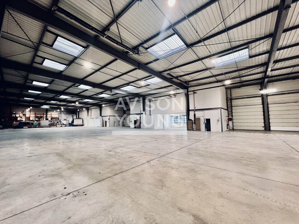 A louer local d'activités rénové d'une superficie de 2.283 m² - LA COURNEUVE (93)