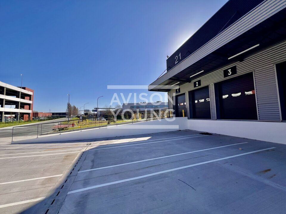 Location local d''activites 1591 m² non divisibles
