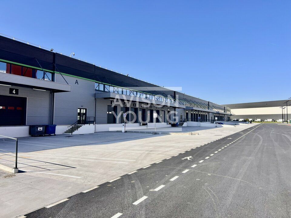 Location local d''activites 7648 m² non divisibles