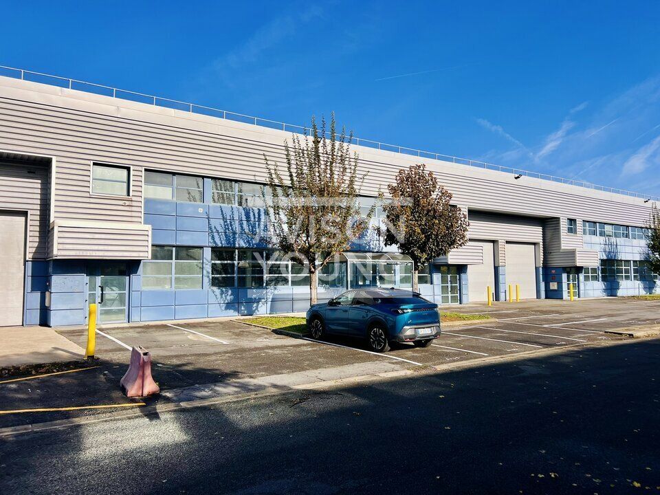 A louer local d'activités rénové d'une superficie de 738 m² - LA COURNEUVE (93)
