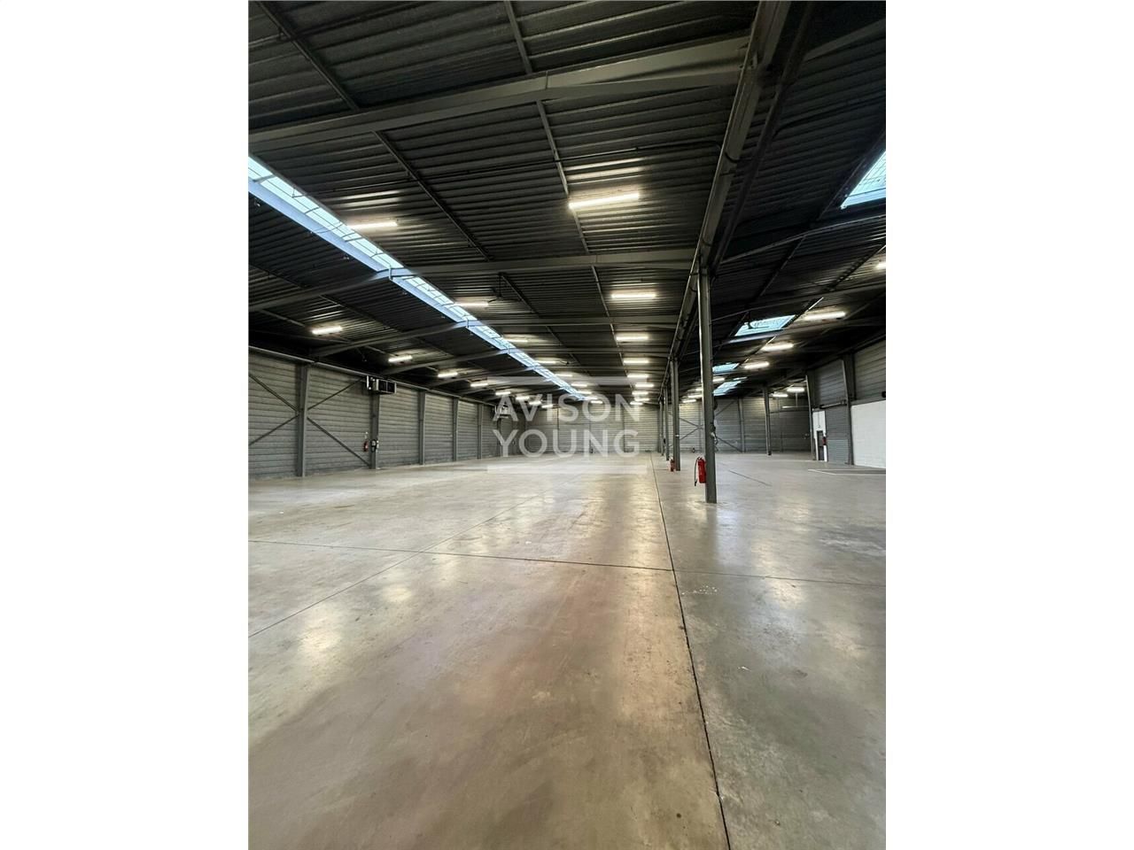 Bâtiment indépendant de 2 280 m² à usage d'activités / entrepots à louer sur la commune de LOUVRES.
