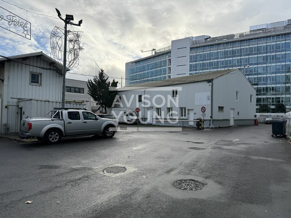 A louer local d'activité d'une superficie de 640 m² au pied du RER D et de l'Autoroute A86 à Saint Denis.