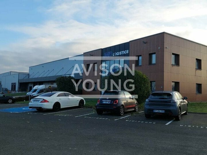 A louer cellule d'activités / entrepots grande hauteur d'une superficie de 3374 m² – Louvres (95380)