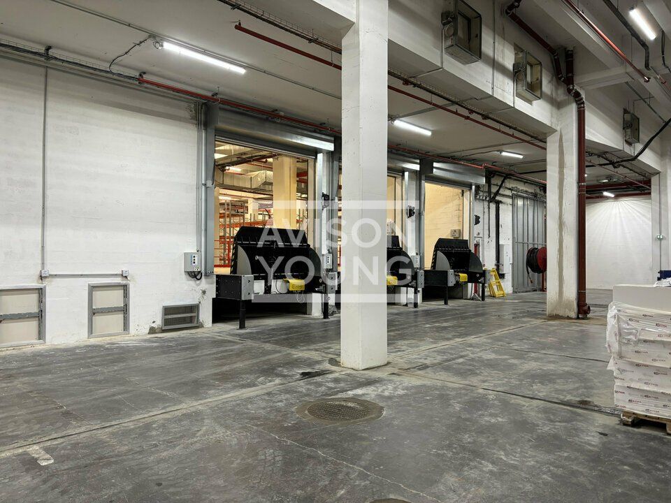 Location local d''activites 2356 m² non divisibles