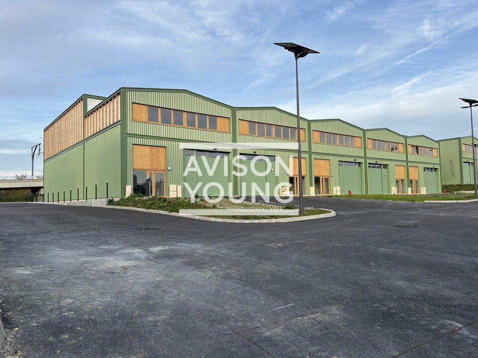 Location local d''activites 1916 m² divisibles à partir de 383 m²
