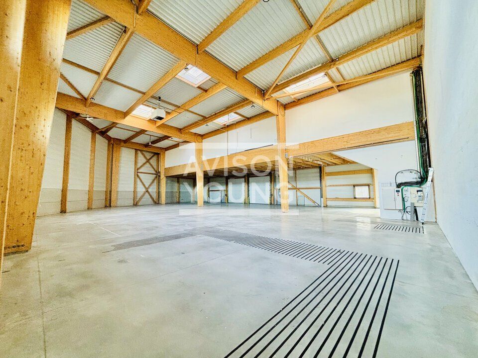 Location local d''activites 1084.19 m² non divisibles