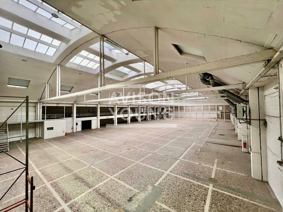 A louer local d'activités rénové d'une superficie de 4.437 m² - LA COURNEUVE (93)