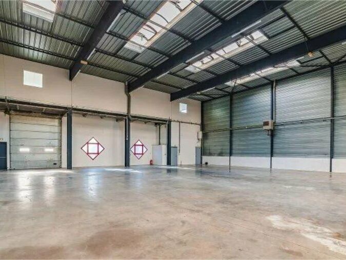 Location local d''activites 1149 m² divisibles à partir de 385 m²