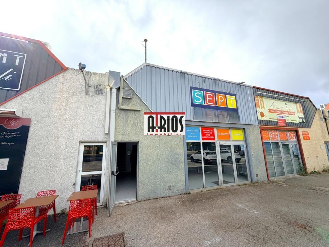 Location local commercial 136 m² non divisibles