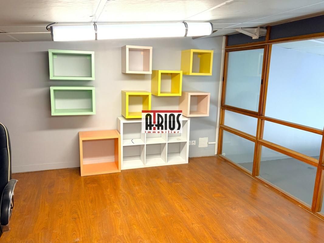 Location local commercial 136 m² non divisibles