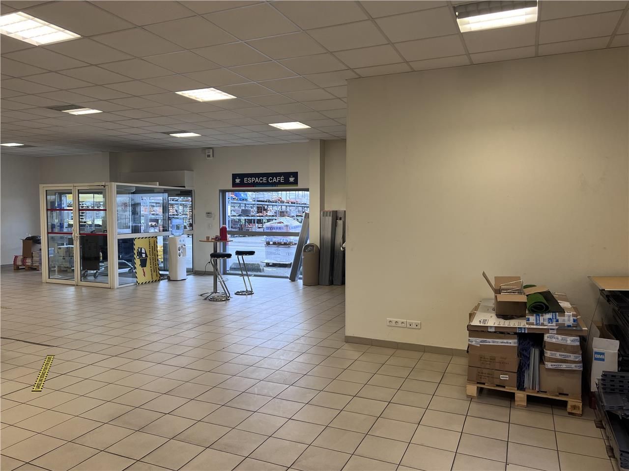 Location local 1032 m² à Saint lys