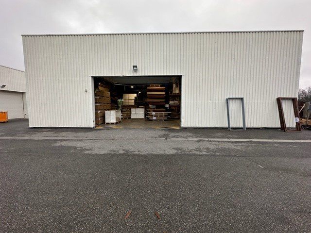 Location local 1581 m² à AUCAMVILLE