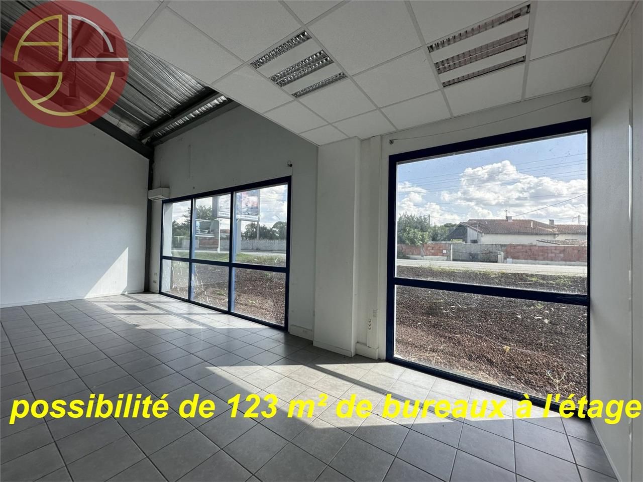 Location local commercial 136 m² à LA-SALVETAT-SAINT-GILLES
