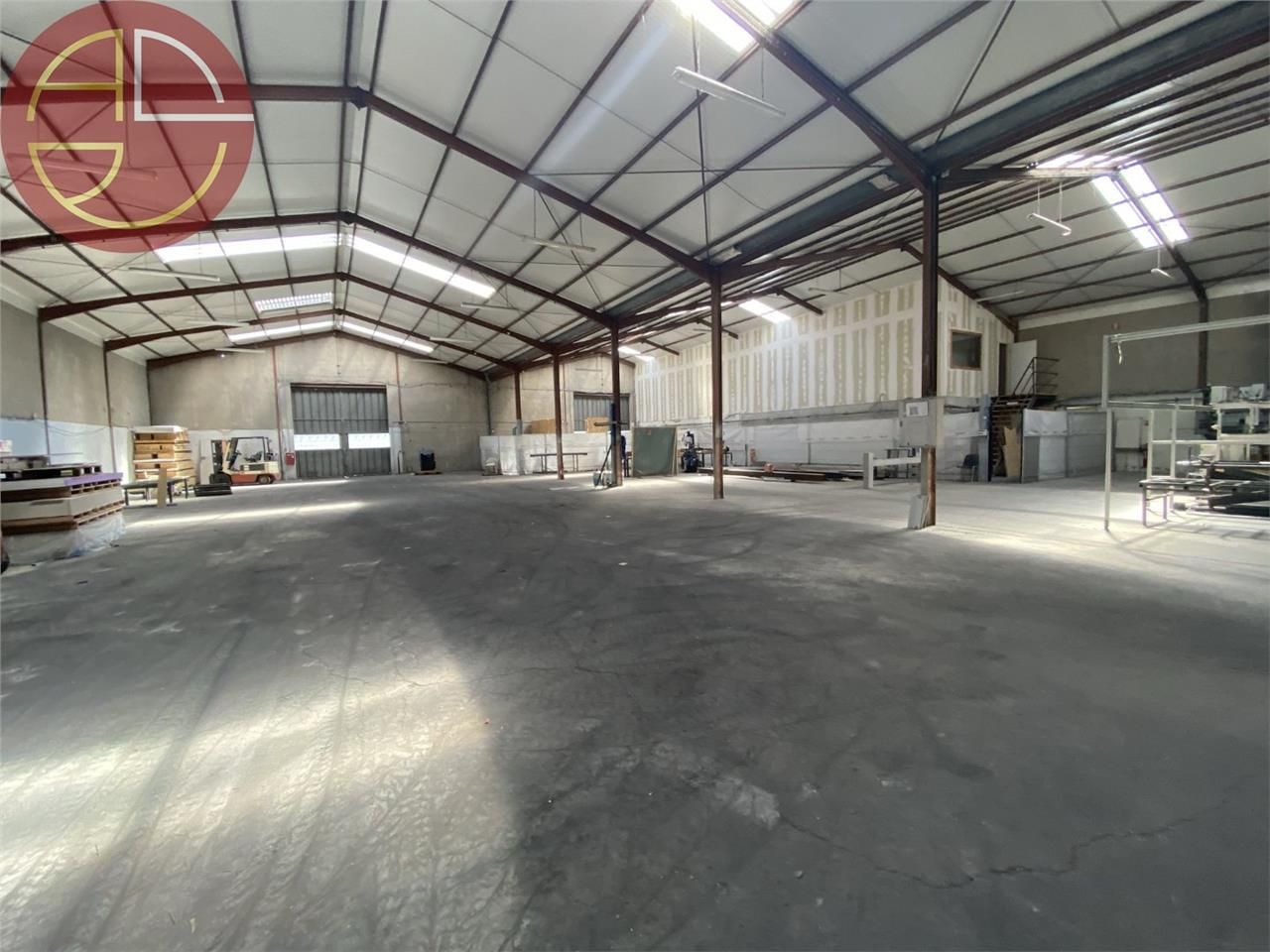 Location local 1300 m² à AUCAMVILLE