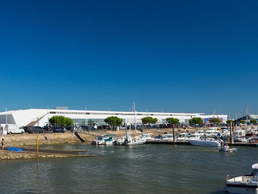 Location local d''activites 2025 m² divisibles à partir de 123 m²