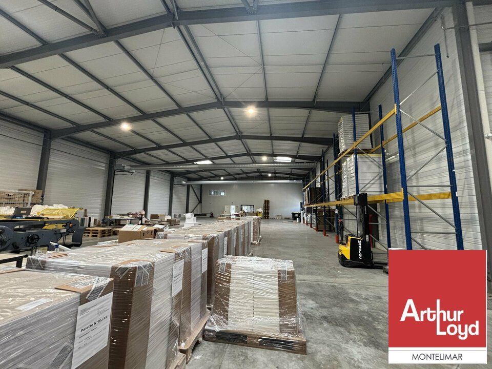 A louer Bollène - proche sortie autoroute A7 - entrepôt de stockage récent avec bureaux