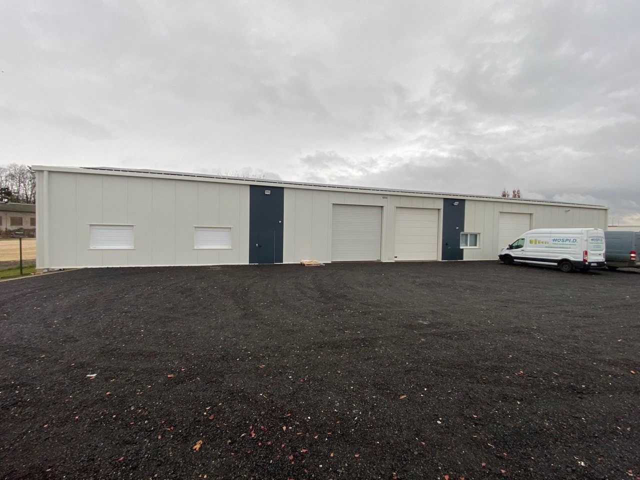 Location local 235 m² à Voves