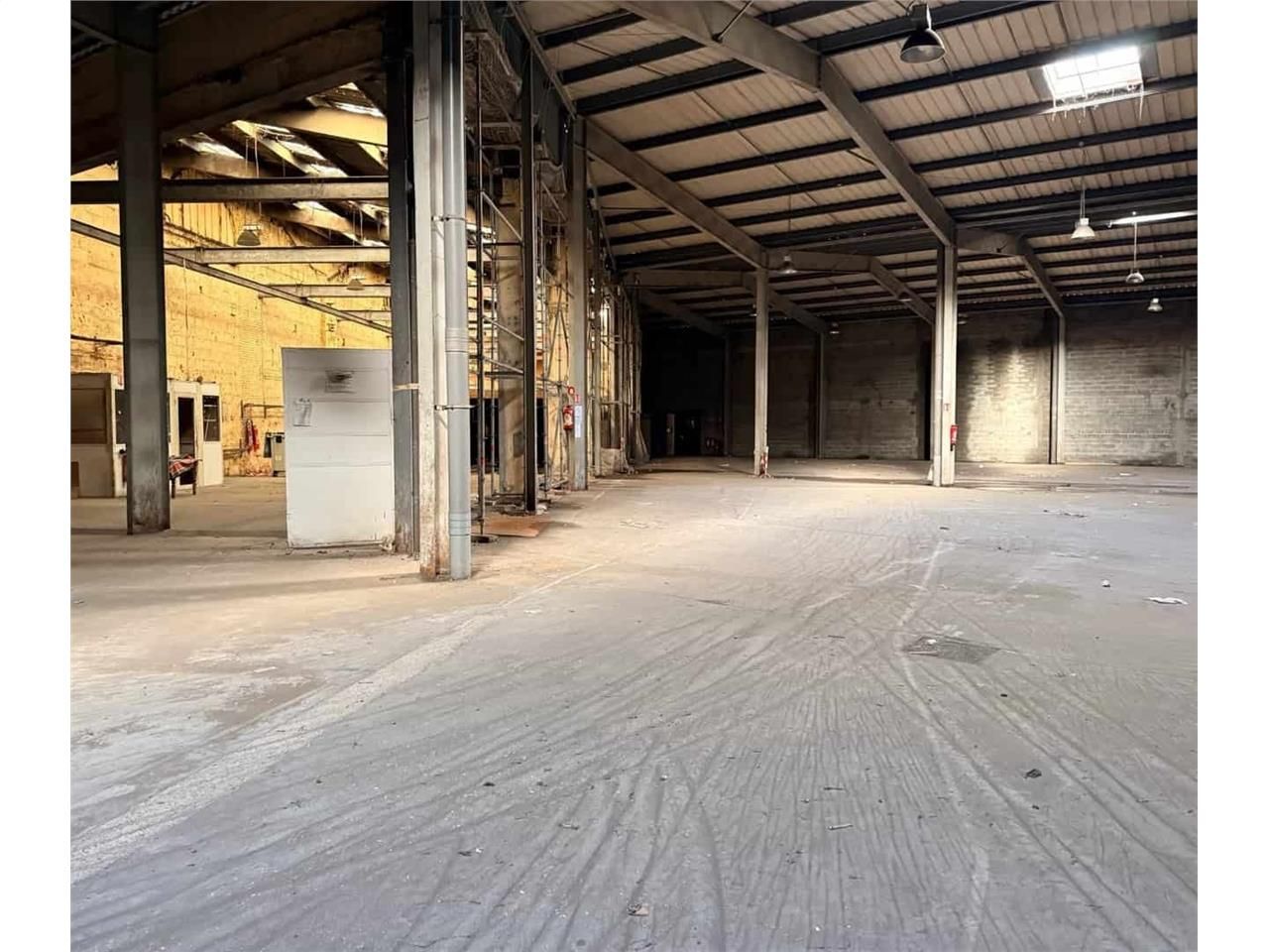Location local 1856 m² à Le Havre