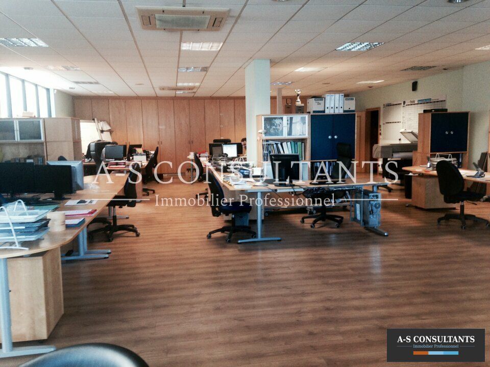 A LOUER - ALLONZIER-LA-CAILLE (74350) - surface de bureaux en rez de chaussée soit cloisonnés, soit en open-space - 200 m² environ - accès PMR - eau, électricité, chauffage / clim inclus - stationnement privatif.