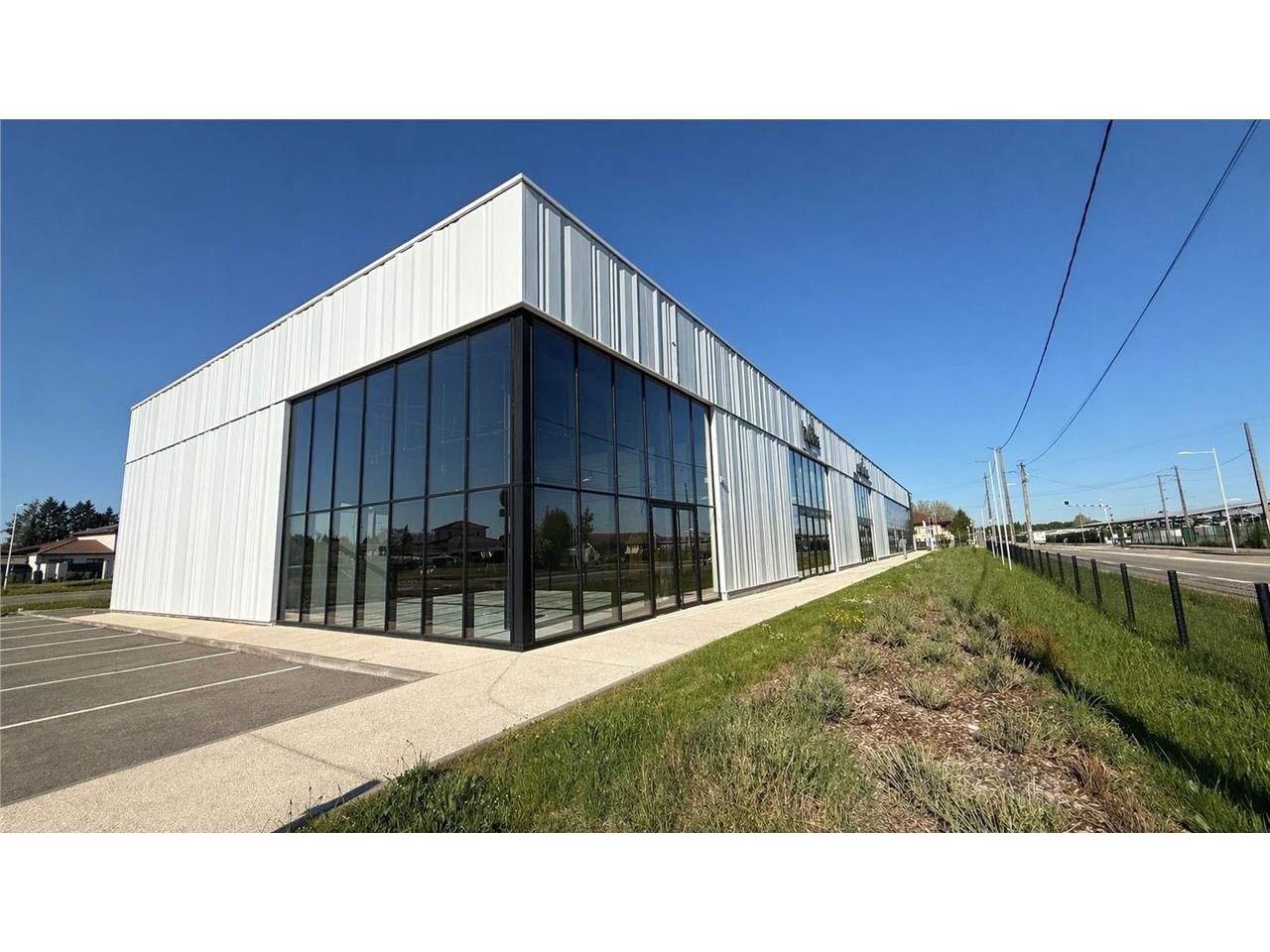 Location commerces 300 m² non divisibles