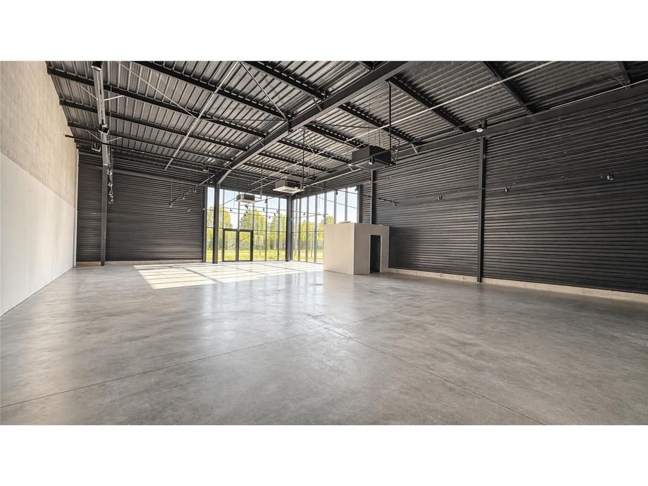Location commerces 300 m² non divisibles