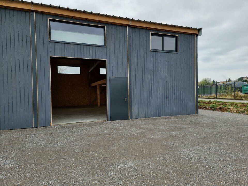 Location local d''activites 300 m² divisibles à partir de 75 m²