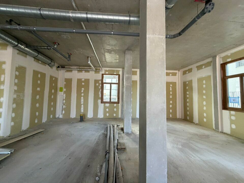 Valoris Real Estate vous propose à la location un local commercial d'une surface de 141.80 m² à Villeurbanne dans le quartier de Carré de Soie.
