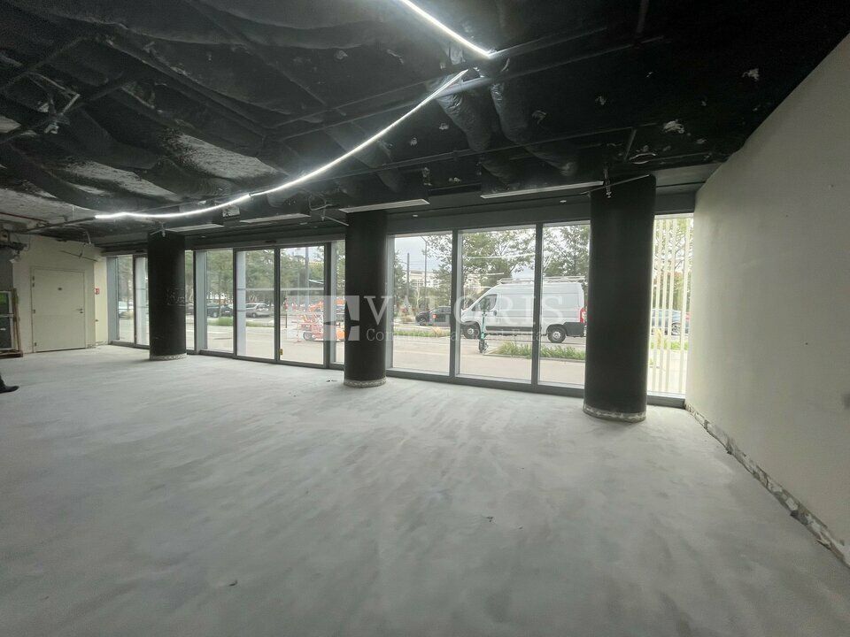 Valoris Real Estate vous propose un local commercial d'une surface de 274 m² dans le 3ème arrondissement au cœur du quartier de la Part Dieu.