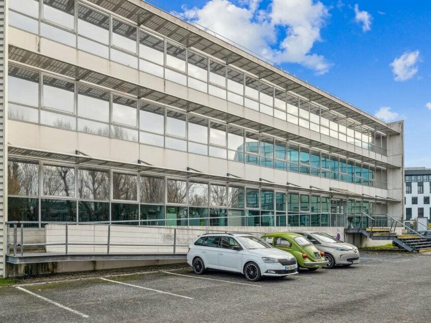 A Bruges, immeuble indépendant de de 1 955 m² en R+2 à la location