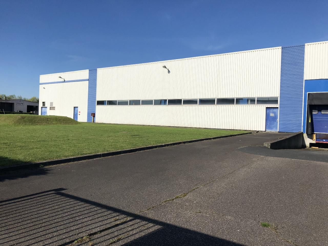 Bel entrepôt avec quais, proche d'une zone logistique.