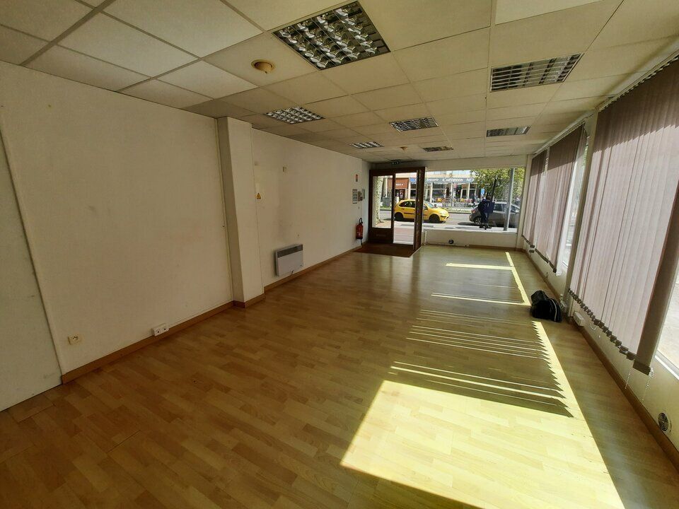 BUREAUX AVEC VITRINES OU LOCAL COMMERCIAL D'ANGLE SUR AXE PASSANT.