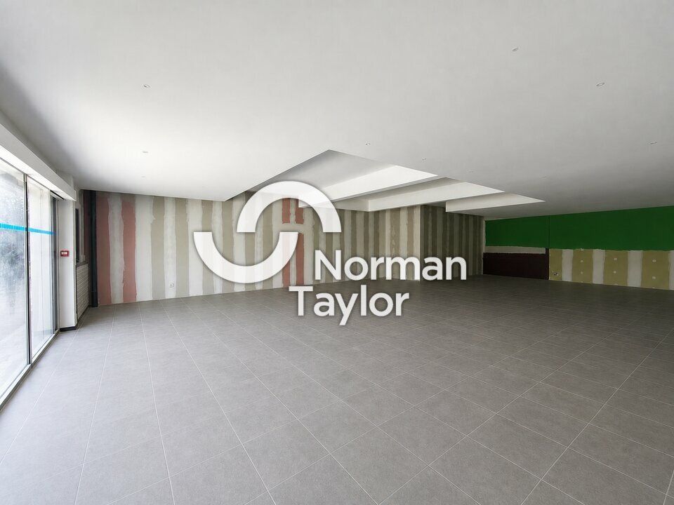 Location local commercial 270 m² non divisibles