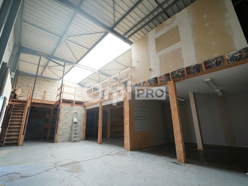 Location local d''activites 250 m² non divisibles