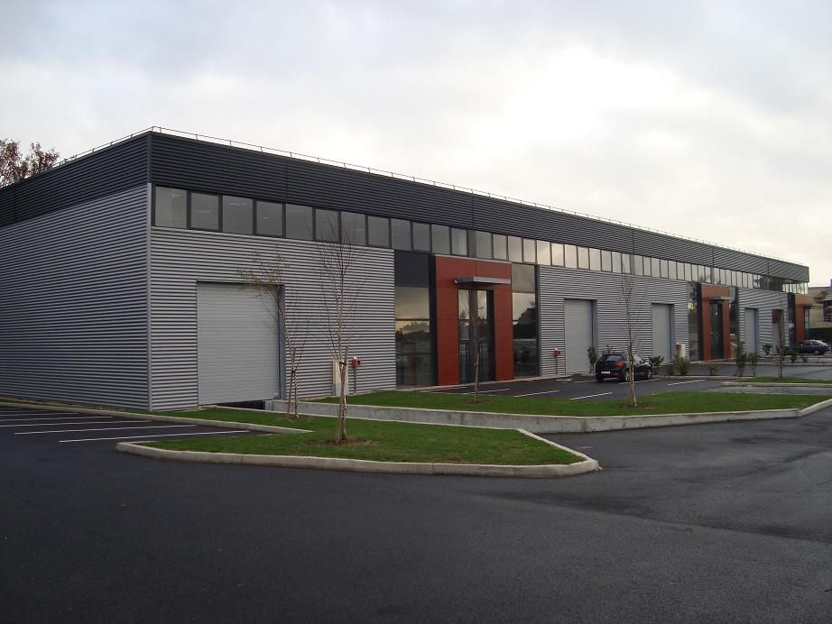 Location entrepôts 679 m² non divisibles