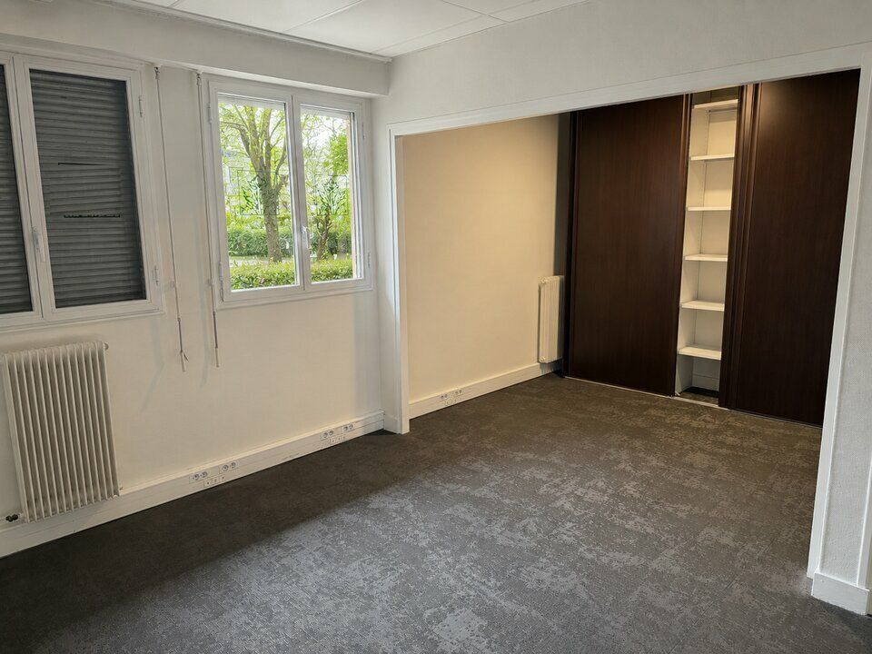 TOURS CENTRE BUREAUX A VENDRE 47 M² AVEC GARAGE ET CAVE RDC