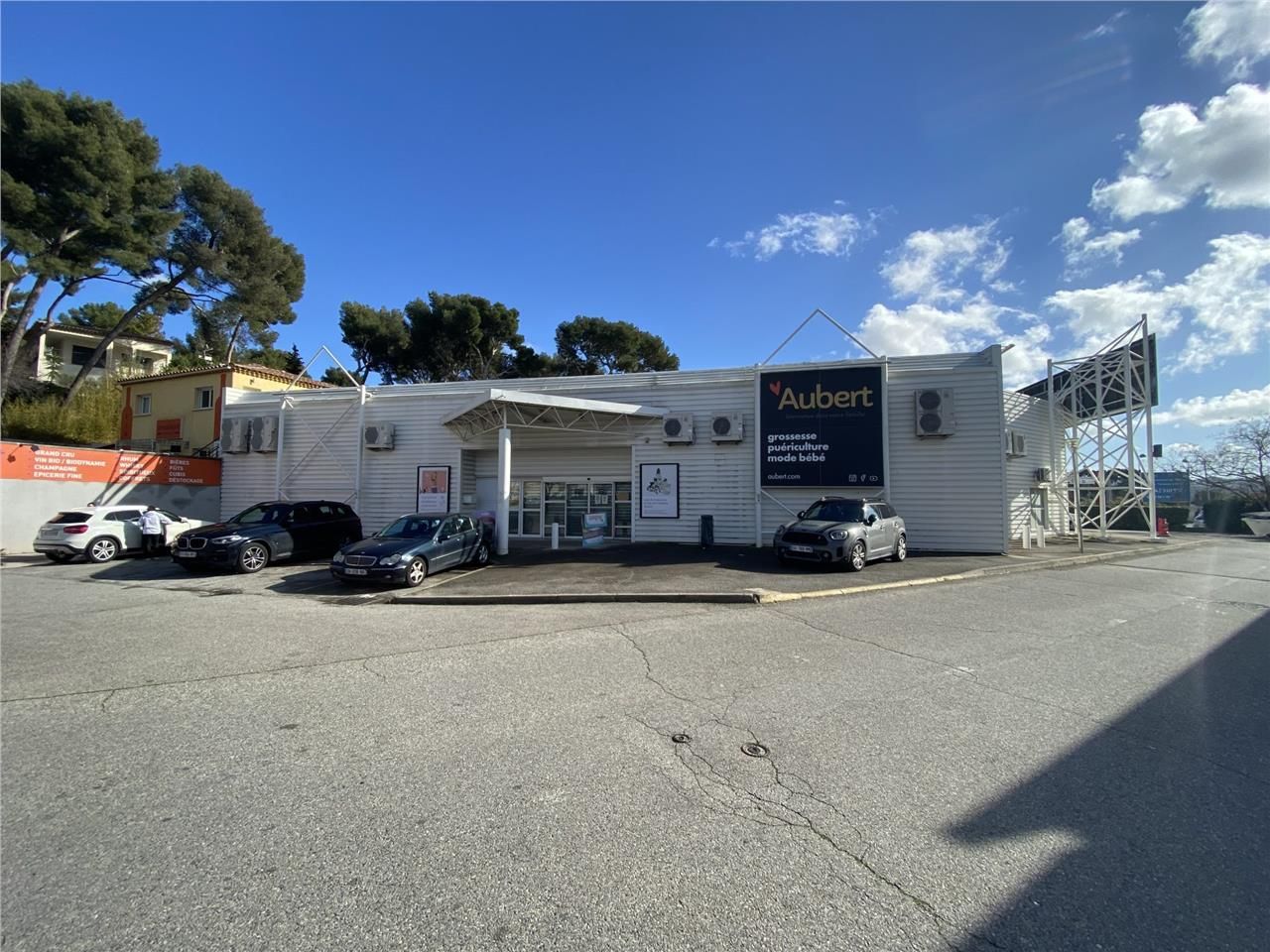 Location local commercial 1006 m² à Vitrolles