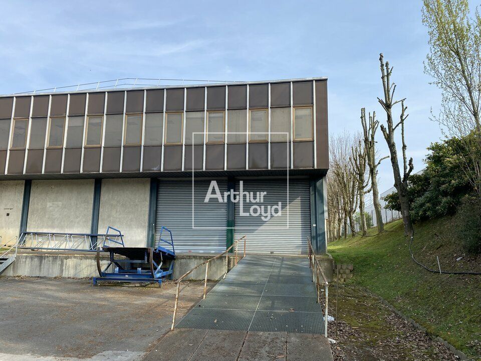 Location local d''activites 1351 m² non divisibles